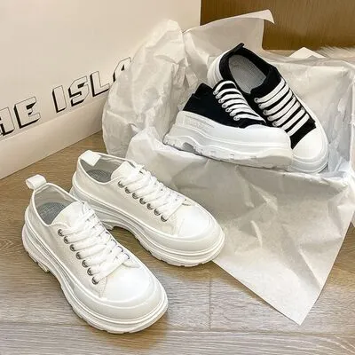 Vetersluitende platform sneakers met ronde neus