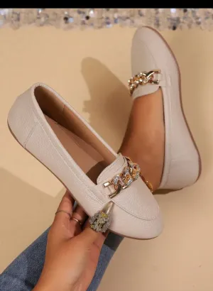 Women's Versatile Round Toe Gold Chain Embellished Loafers, Lizard Pattern Fabric, Slip-On Driving Shoes, Vintage PU Material, Elegant British Style, Soft Sole Comfortable Flat Shoes, Spring/Summer 2025, Apricot/White