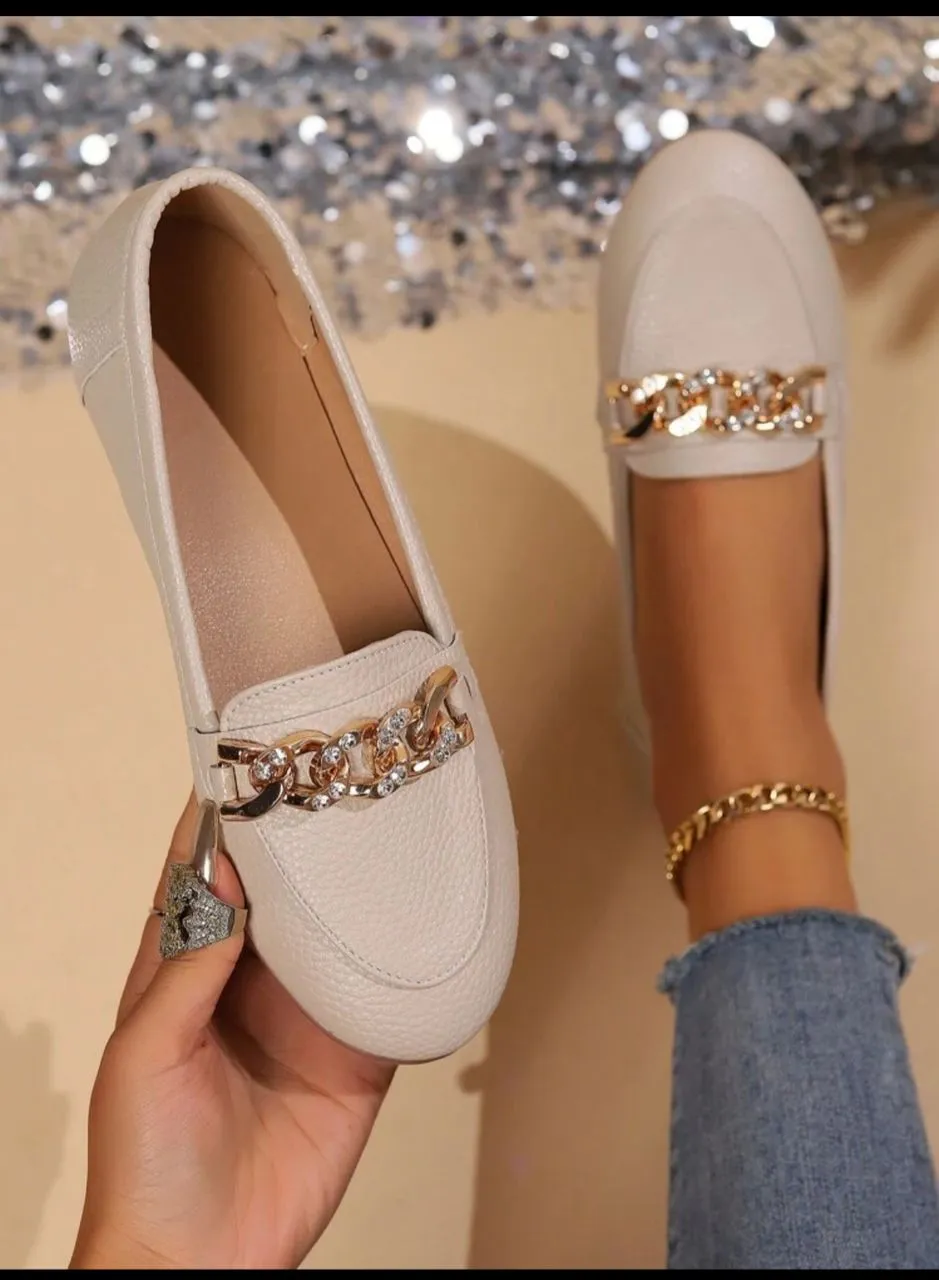 Women's Versatile Round Toe Gold Chain Embellished Loafers, Lizard Pattern Fabric, Slip-On Driving Shoes, Vintage PU Material, Elegant British Style, Soft Sole Comfortable Flat Shoes, Spring/Summer 2025, Apricot/White